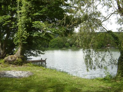 Plan d'eau avec chalet