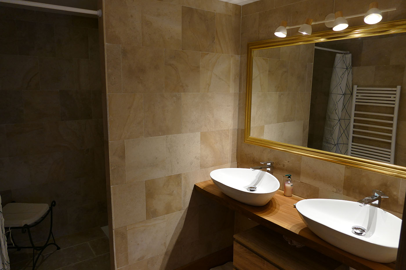 Maison d'art et d'hôtes 18