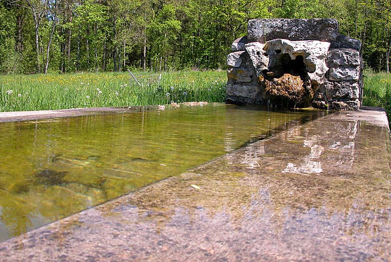 Fontaine du val des frais près d'Aujeurres