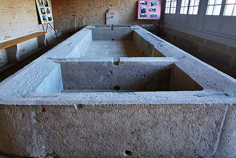 Lavoir et ancienne fontaine de Baissey