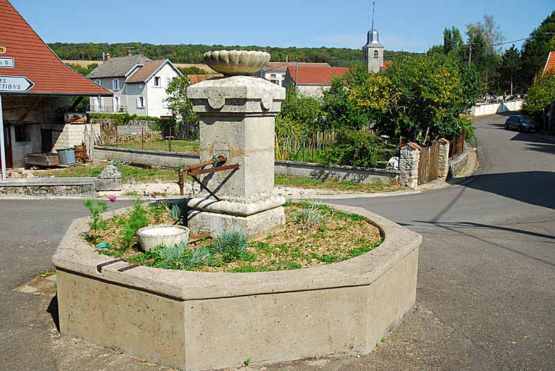 Ancienne fontaine à Poinsenot