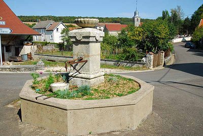 Ancienne fontaine à Poinsenot