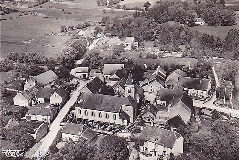 Carte postale de l'église de Rouvres-sur-Aube
