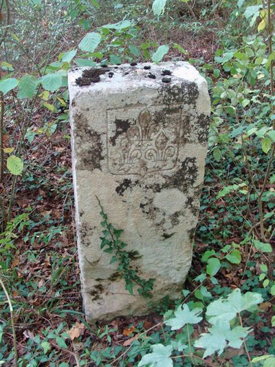 Borne sur la voie de la Croix aux Moines